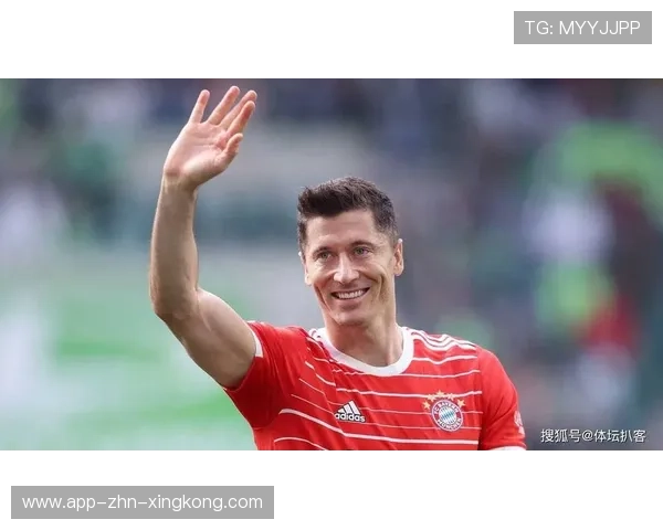 莱万连续横移摆脱后射门，拜仁锋线组织相当完善