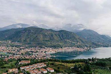 2017年总决赛第二场：骑士在主场以多点开花战术击败勇士，勒布朗贡献33分和11个篮板，带队暂时领先。