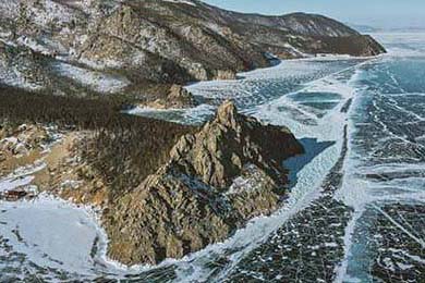 2016年季后赛：面对雷霆的“生死战”，库里挺身而出，投中多个超远距离三分，赢得“最佳表现”